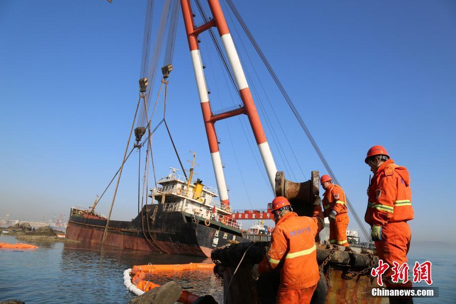 一货船在山东烟台海域横倾遇险 11人获救