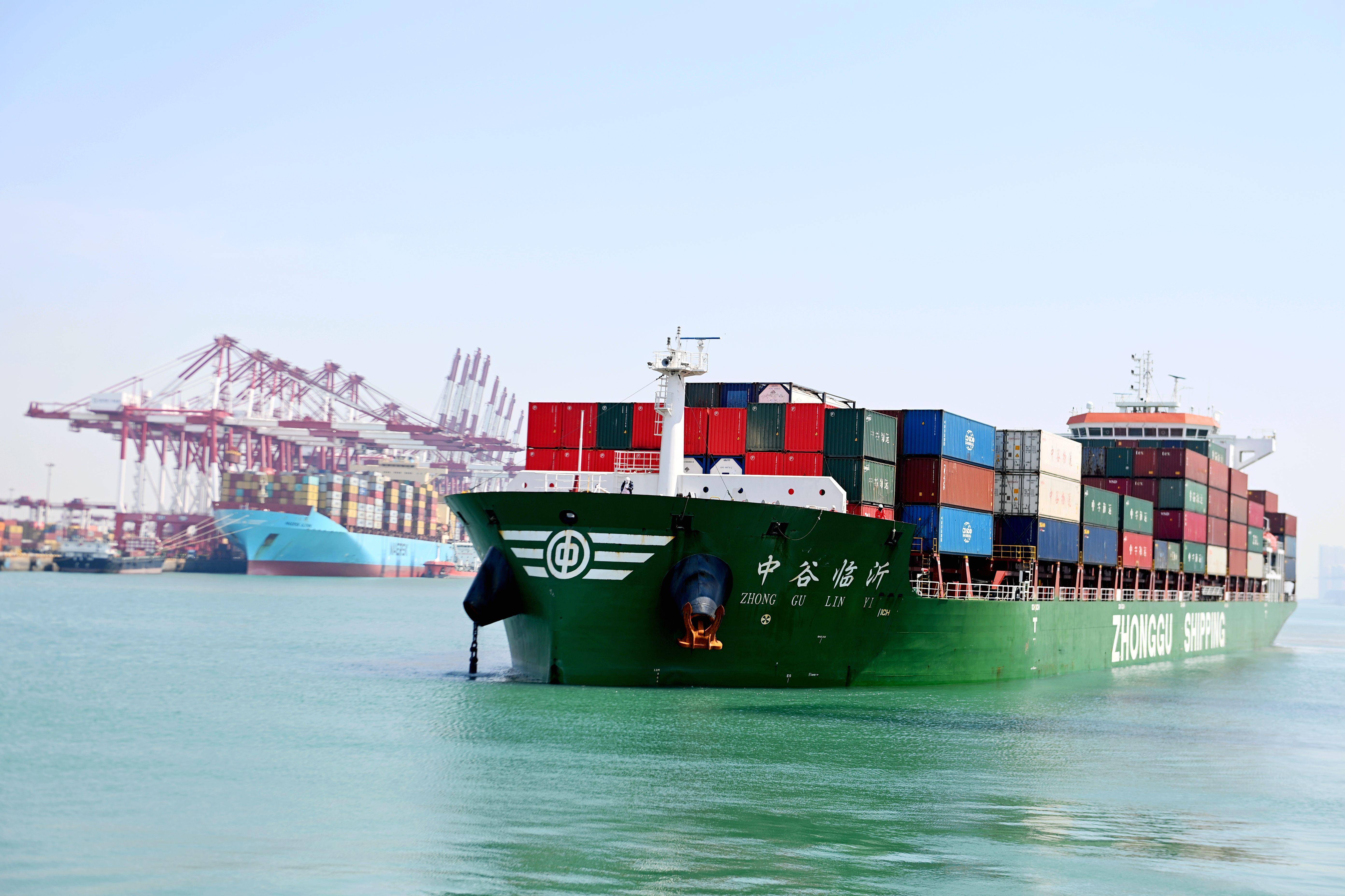 一货船在山东烟台海域横倾遇险 11人获救