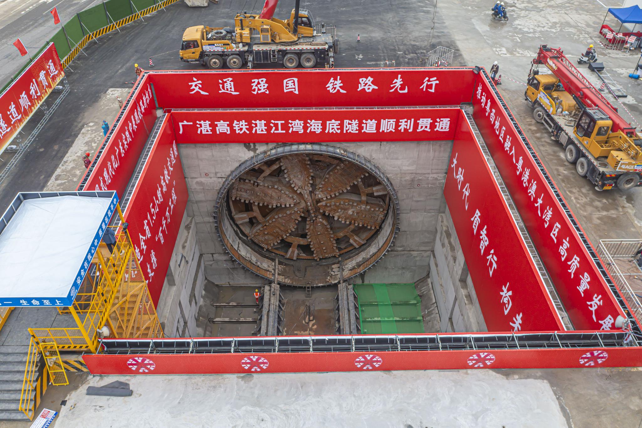 江西首条大直径高铁盾构隧道贯通