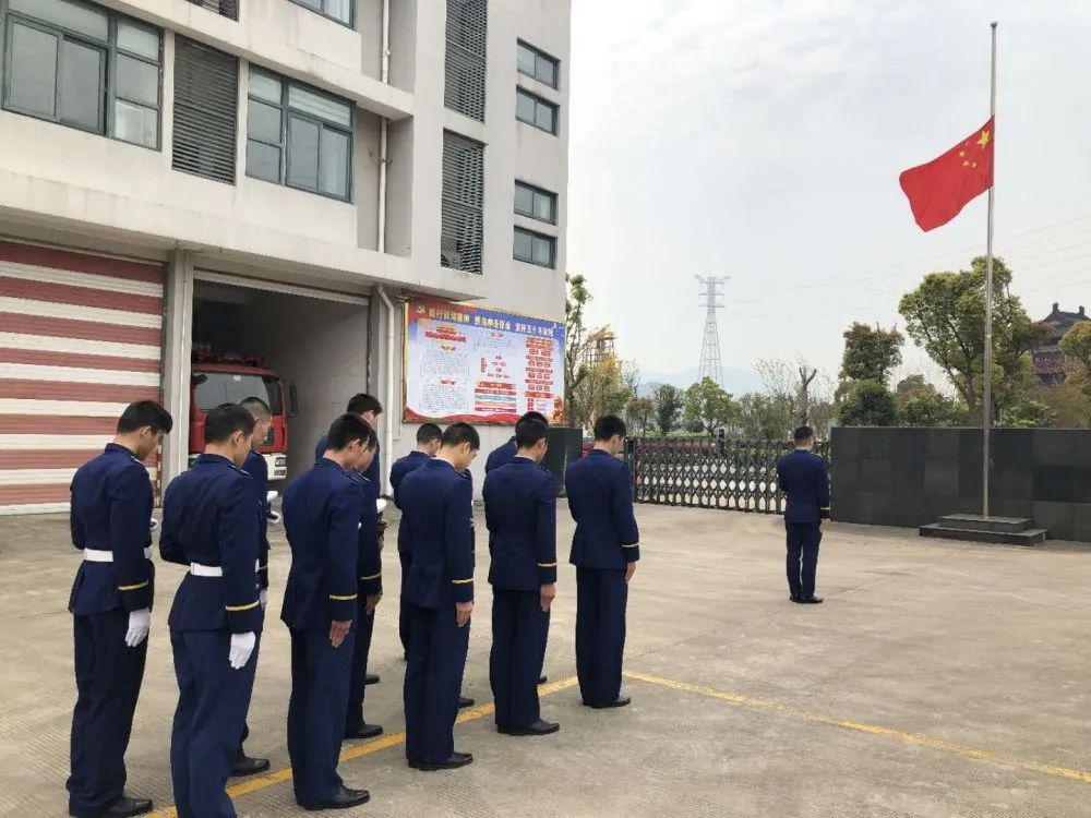 南方东英向大埔火灾遇难者和殉职消防员致哀