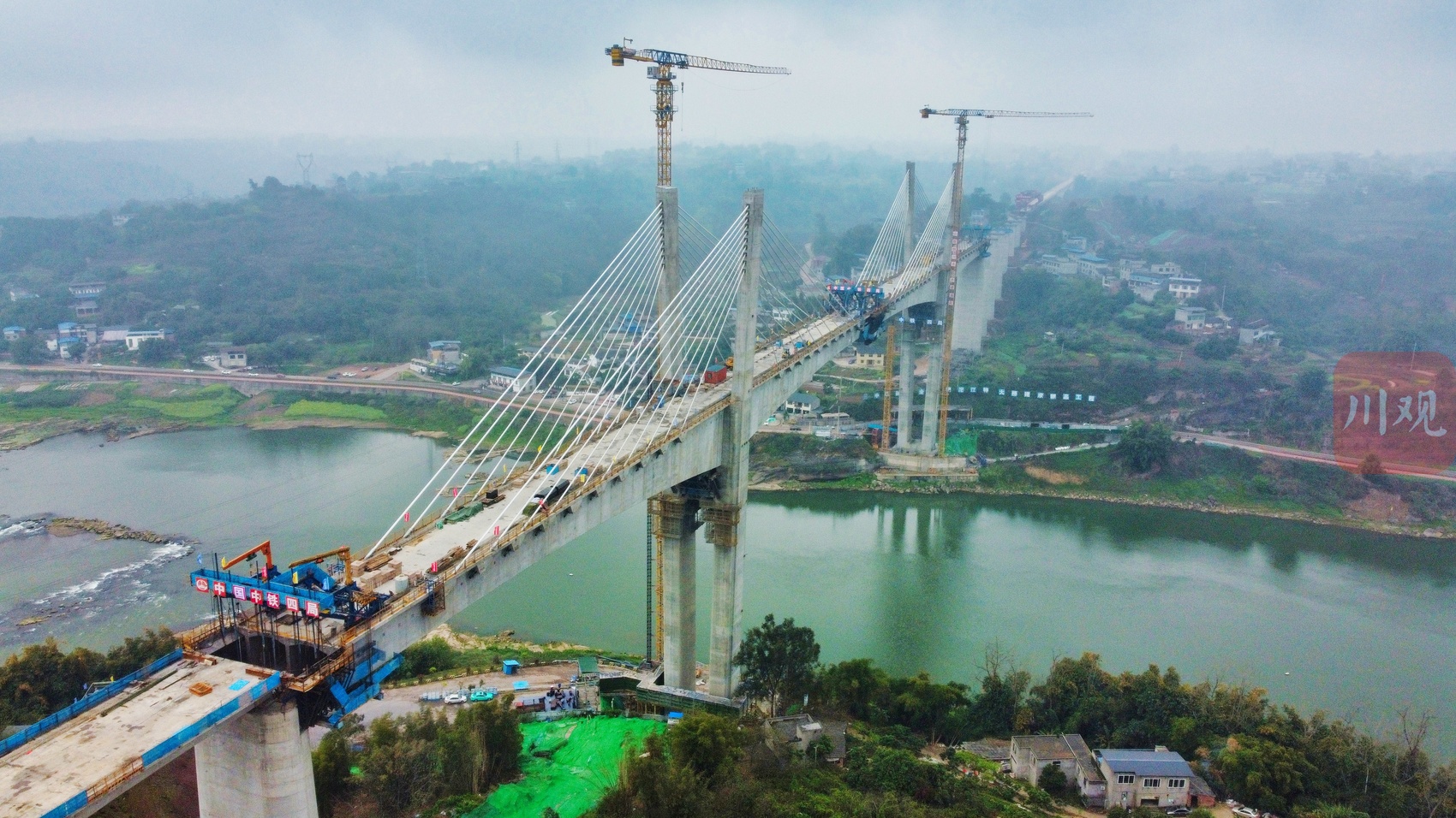 渝昆高铁洛泽河特大桥合龙