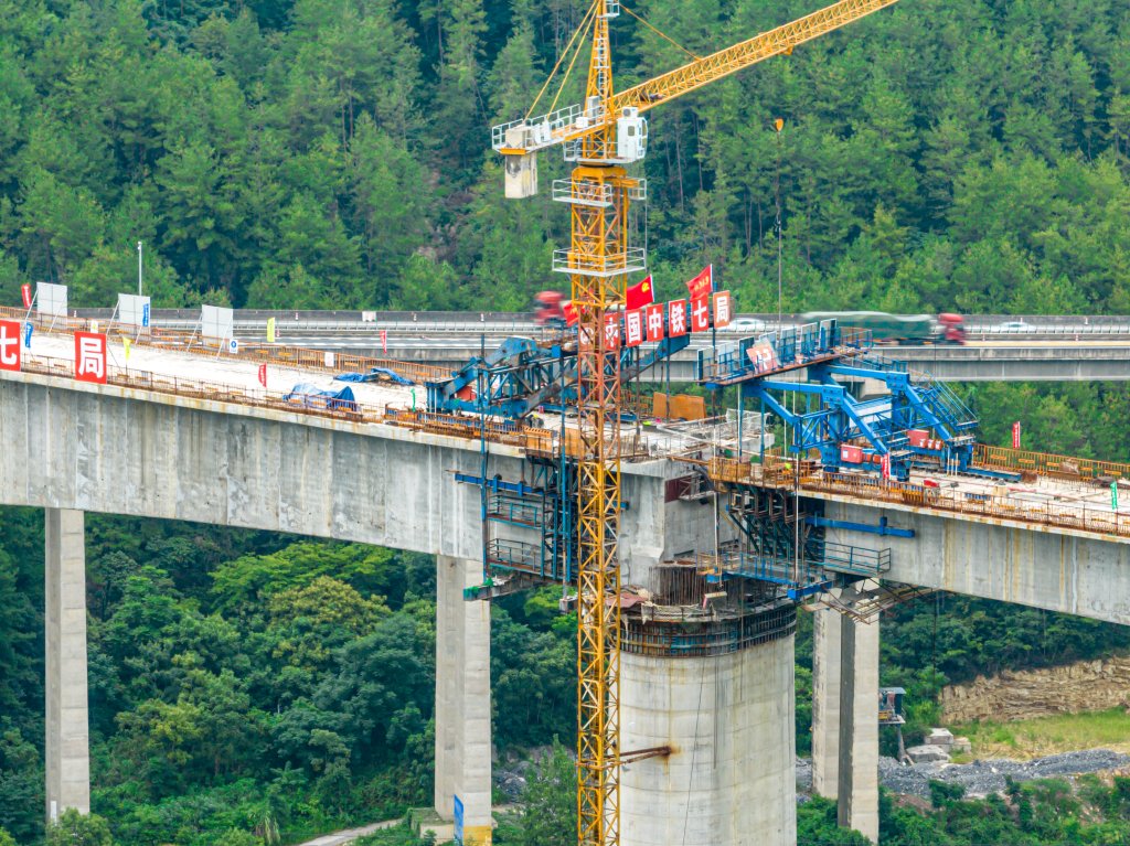 渝昆高铁洛泽河特大桥合龙