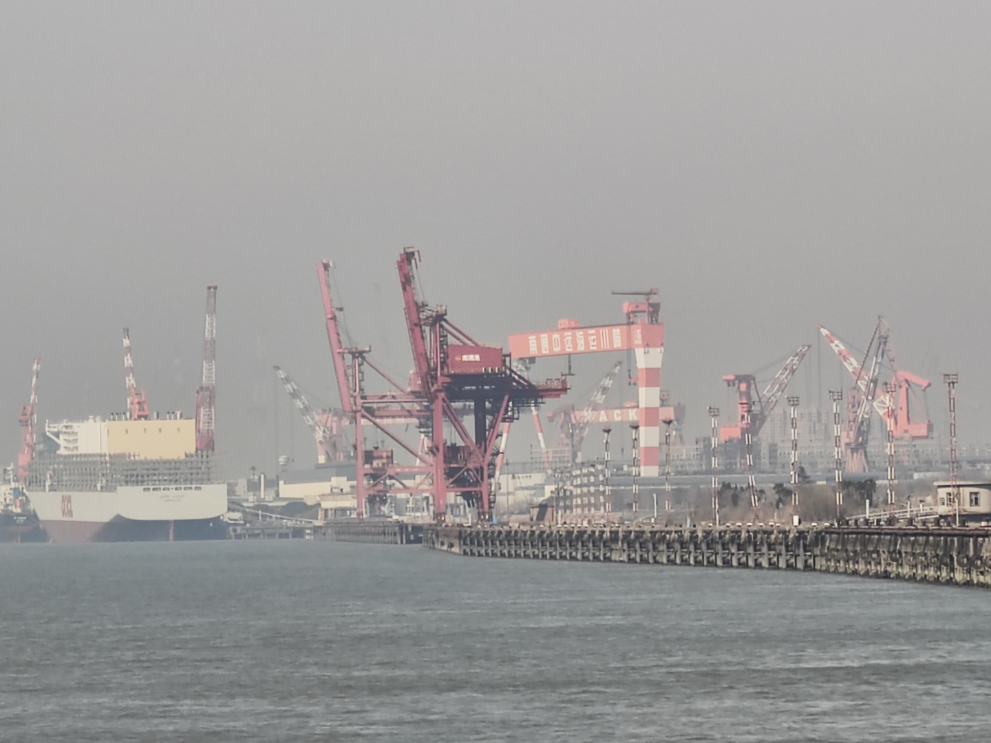 海南全岛封关后第一批国际船舶落户“中国洋浦港”