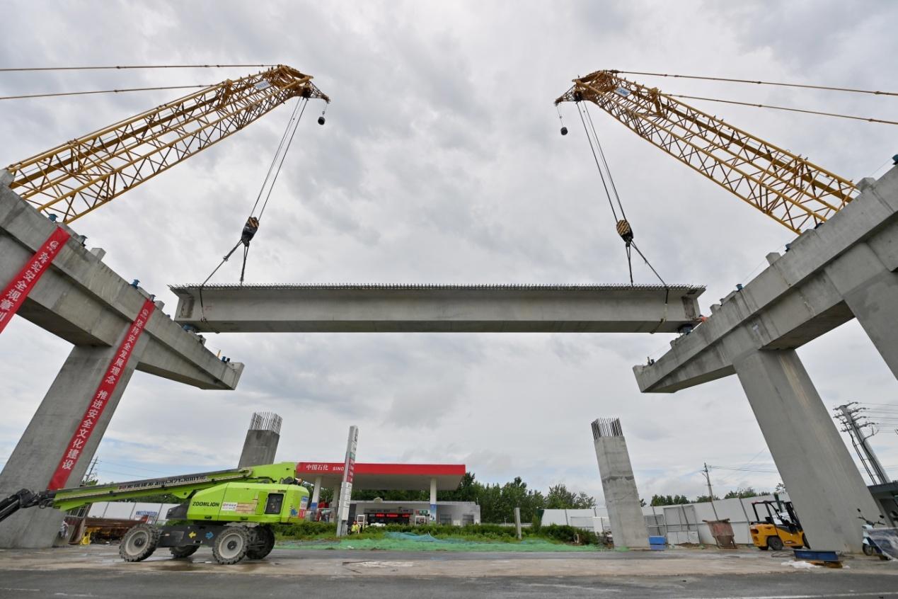 厦金大桥厦门段项目海上首榀钢箱梁吊装成功
