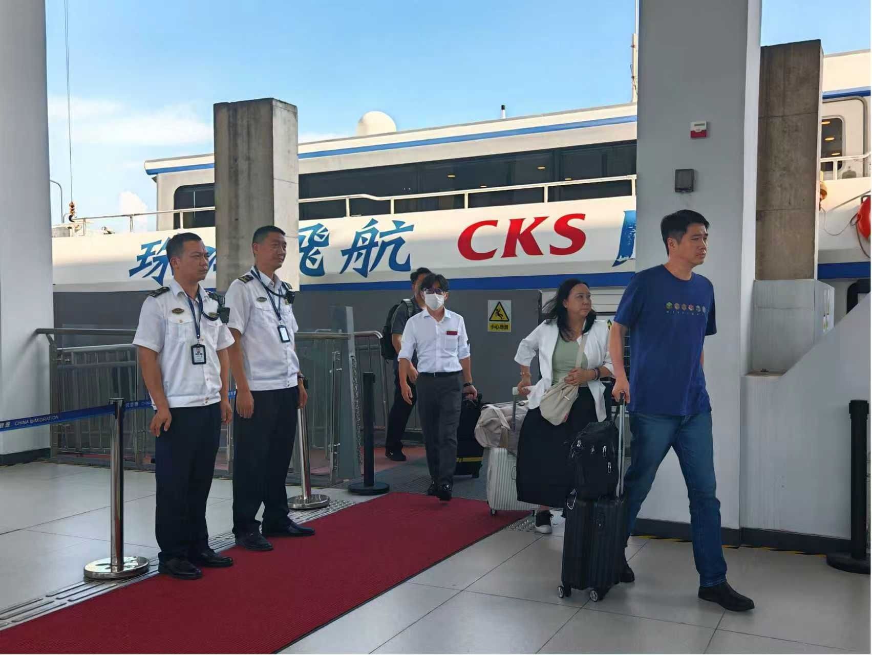 关累港口岸恢复客运通关后迎首批免签入境泰国旅客