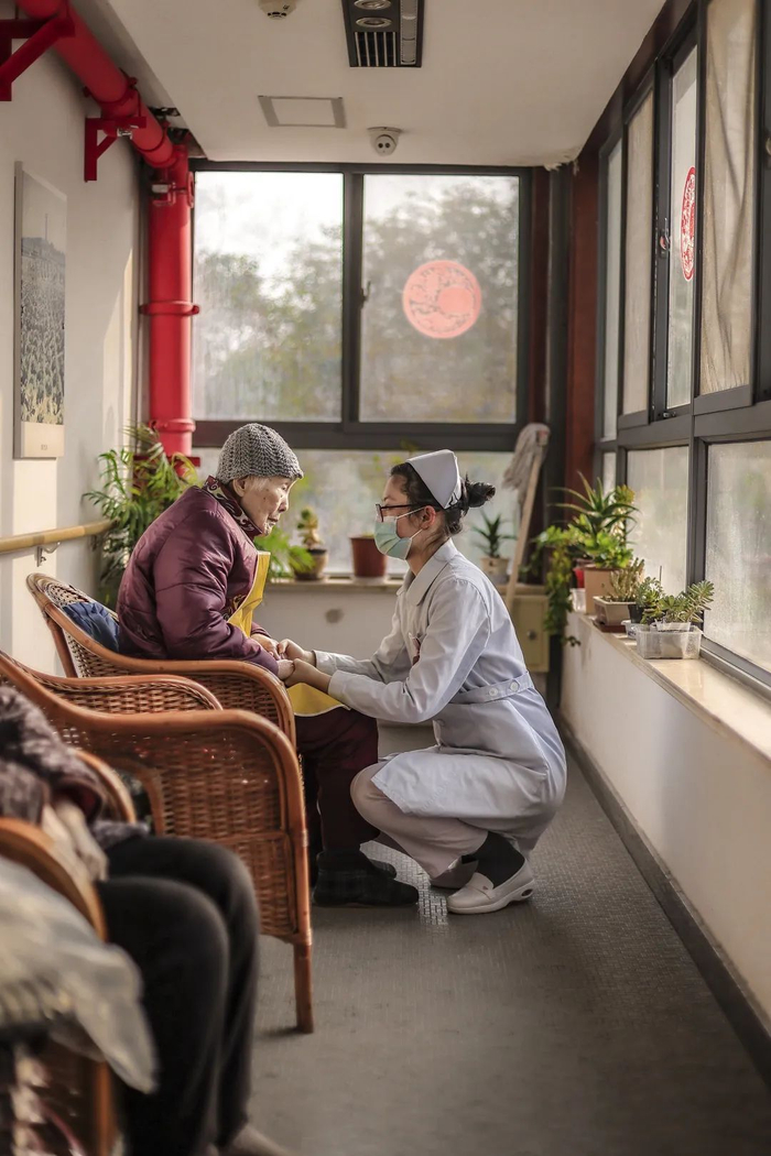 全国劳模李晶：用15载青春“托起”老人幸福“夕阳”