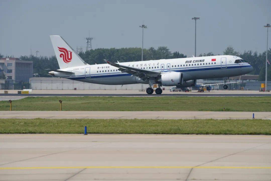 建信金租首架C919飞机交付中国国航