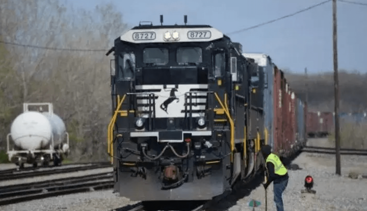 惊险!美一载熔融硫磺列车脱轨起火,31节车厢冲出轨道