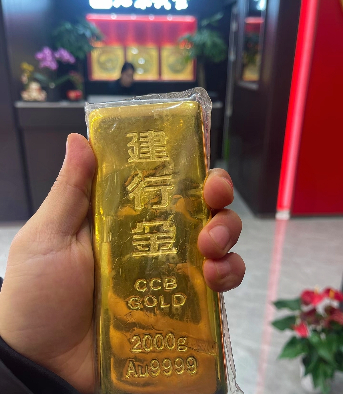 实探金银市场：“只剩300克以上金条了”！“有人预约变现近9斤黄金”