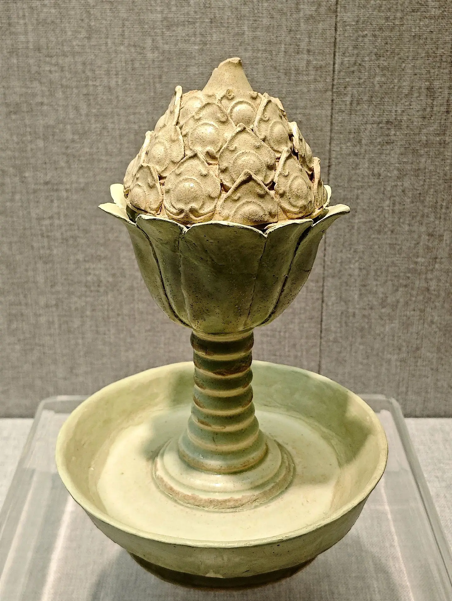 洛阳博物馆回应唐代陶马倾倒:系修补粘接剂老化开裂