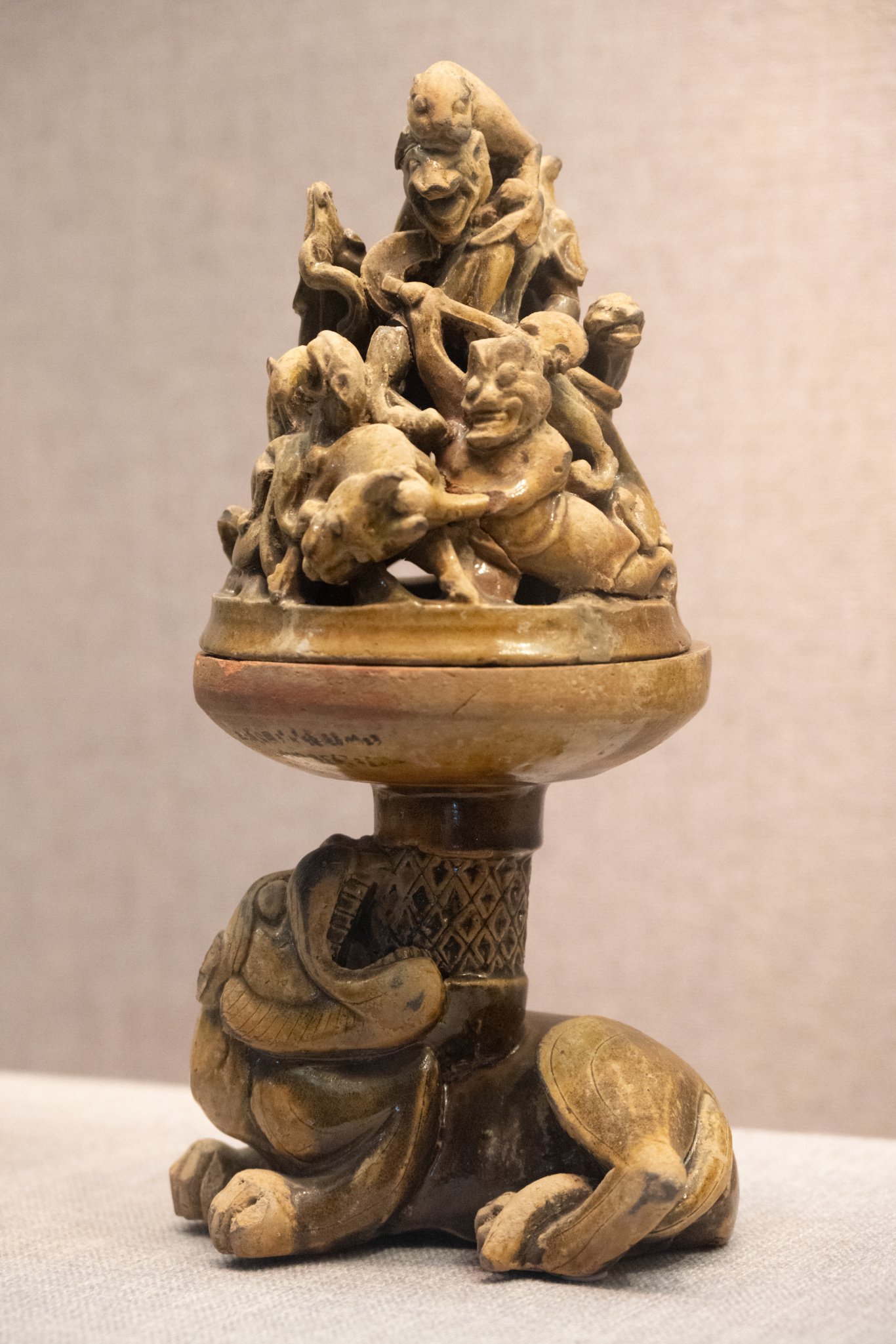 洛阳博物馆回应唐代陶马倾倒:系修补粘接剂老化开裂