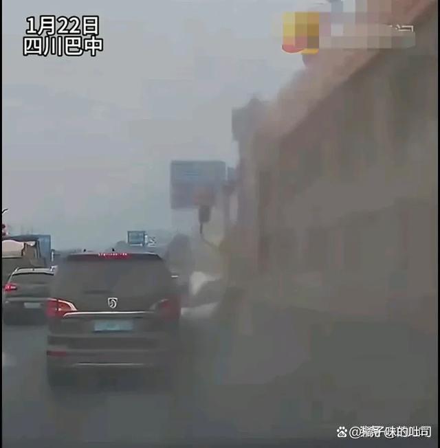 巴西南部卡车与公交车相撞致11死12伤