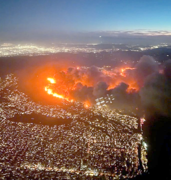 阿根廷巴塔哥尼亚地区山火蔓延 3000多名游客被迫撤离