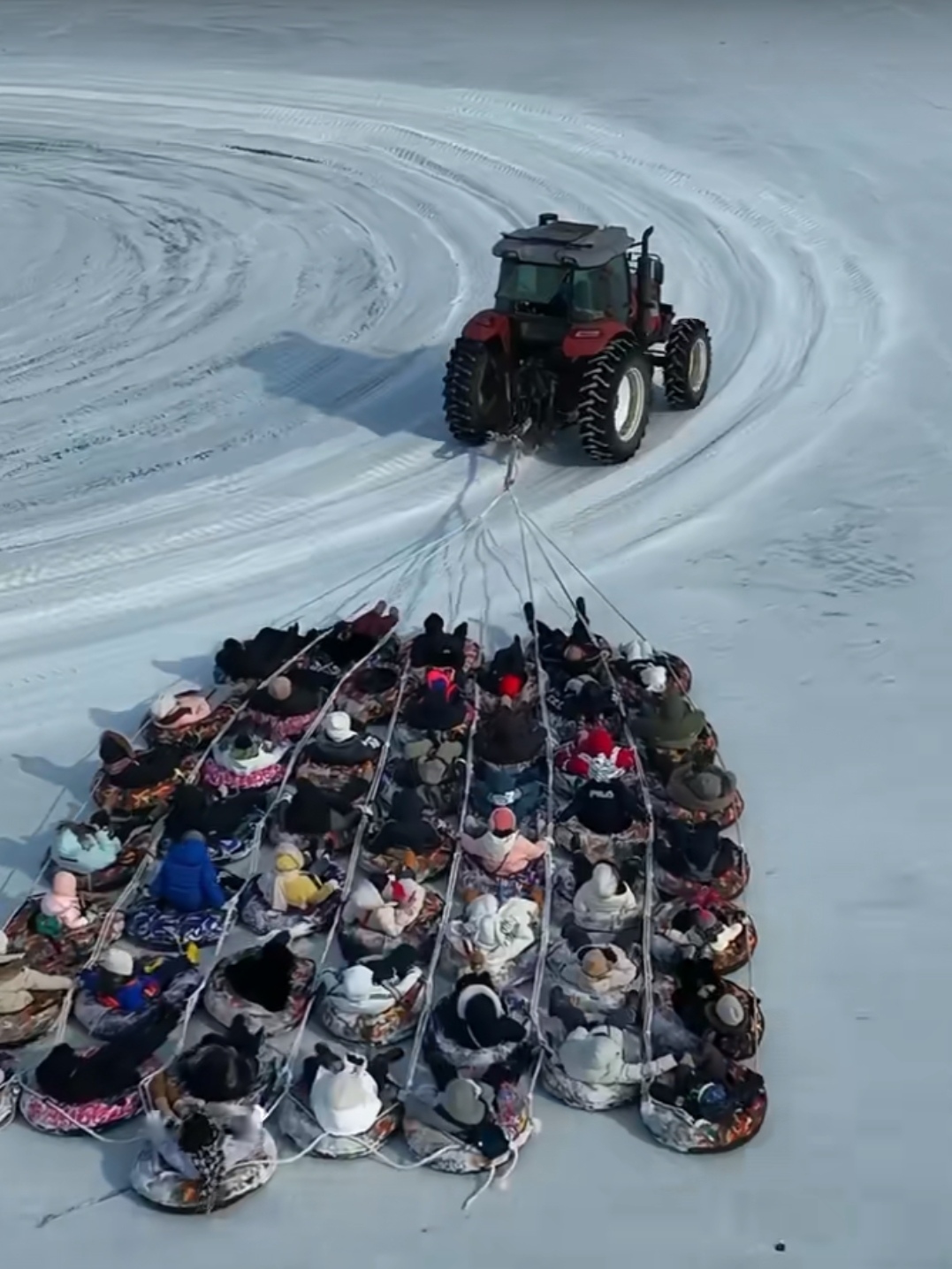 黑龙江伊春刷新“最多人同时溜冰车”吉尼斯世界纪录