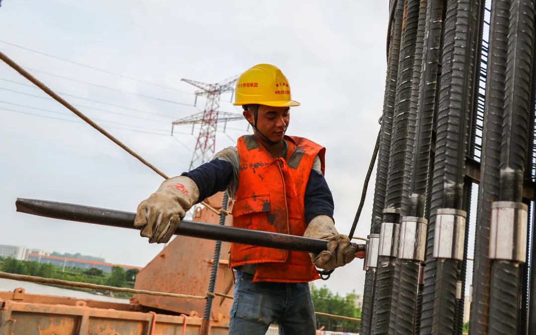 深江铁路洪奇沥水道公铁大桥主塔全部封顶