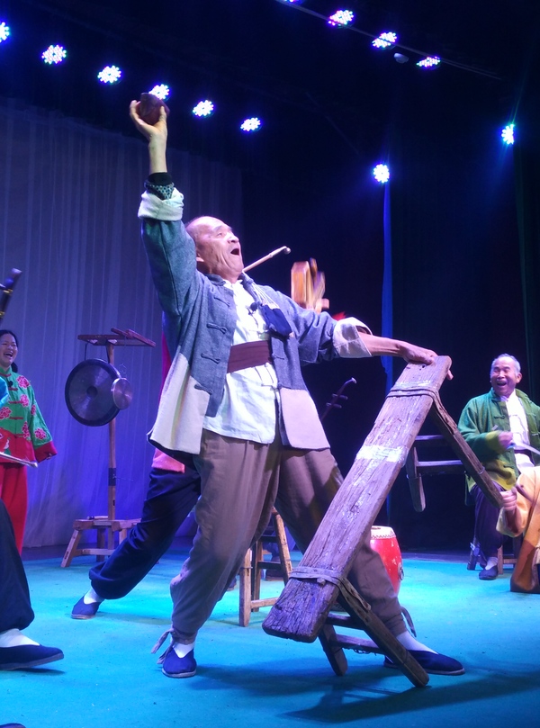 陕西华阴搭台特色“村晚” 老腔新调唱响千年古村