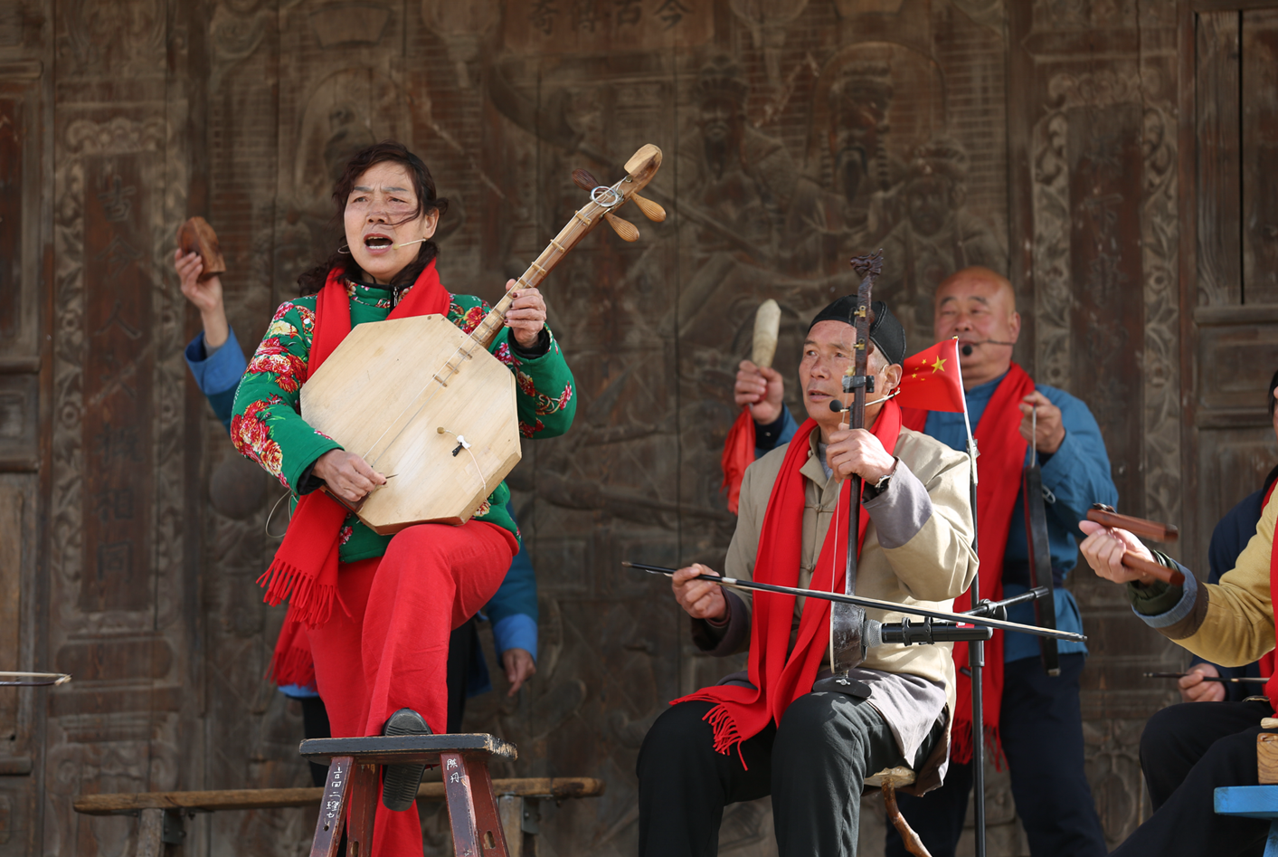 陕西华阴搭台特色“村晚” 老腔新调唱响千年古村