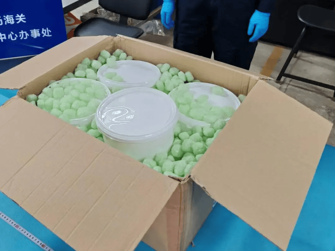 大连海关查获旅客违规携带含冰毒成分“三无”减肥药2400粒