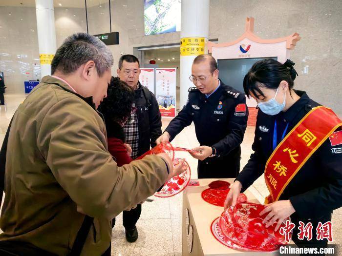 春节假期厦门出入境可夜间办证