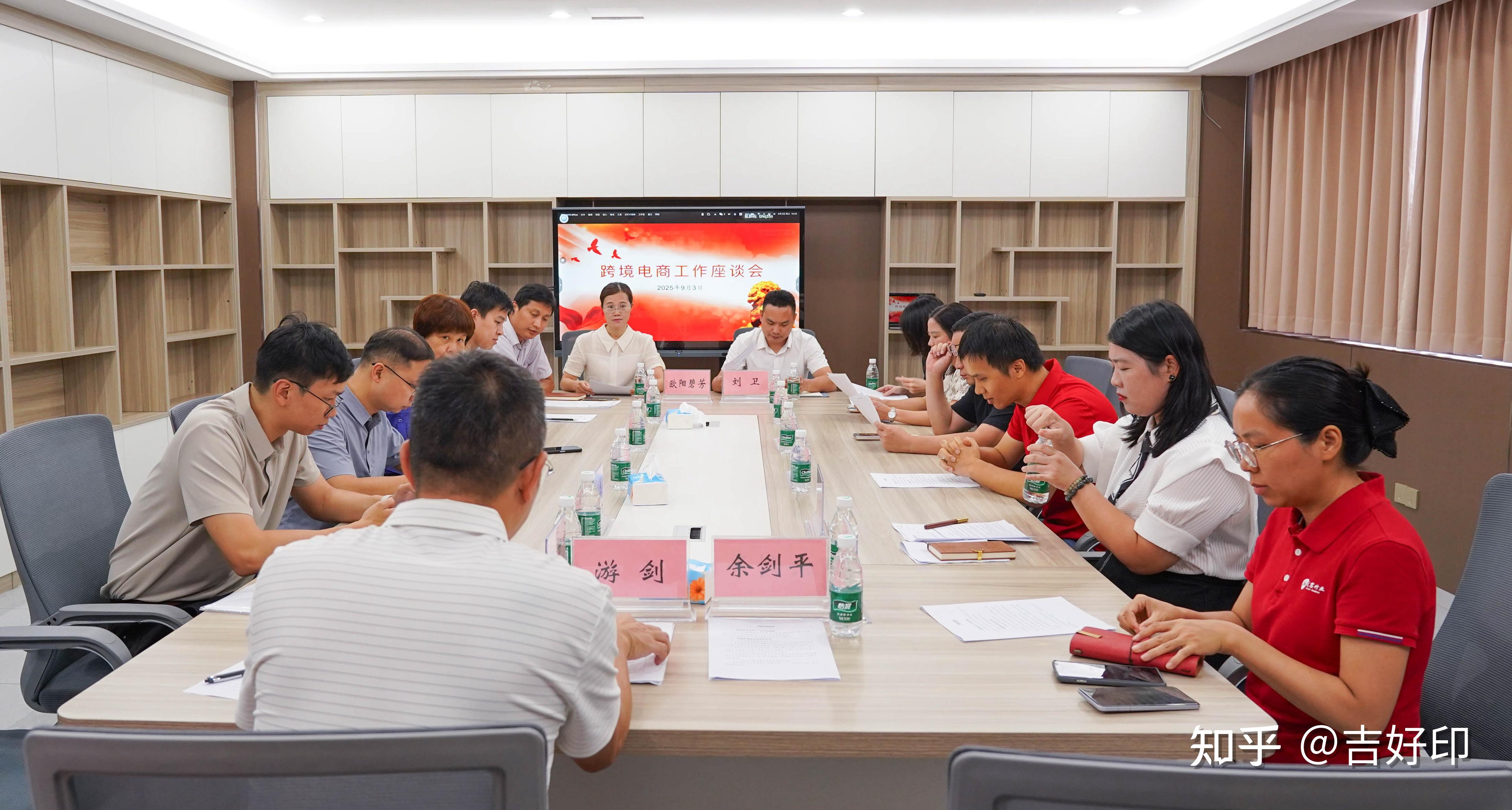 三部门召开新能源汽车行业企业座谈会：抵制无序“价格战”