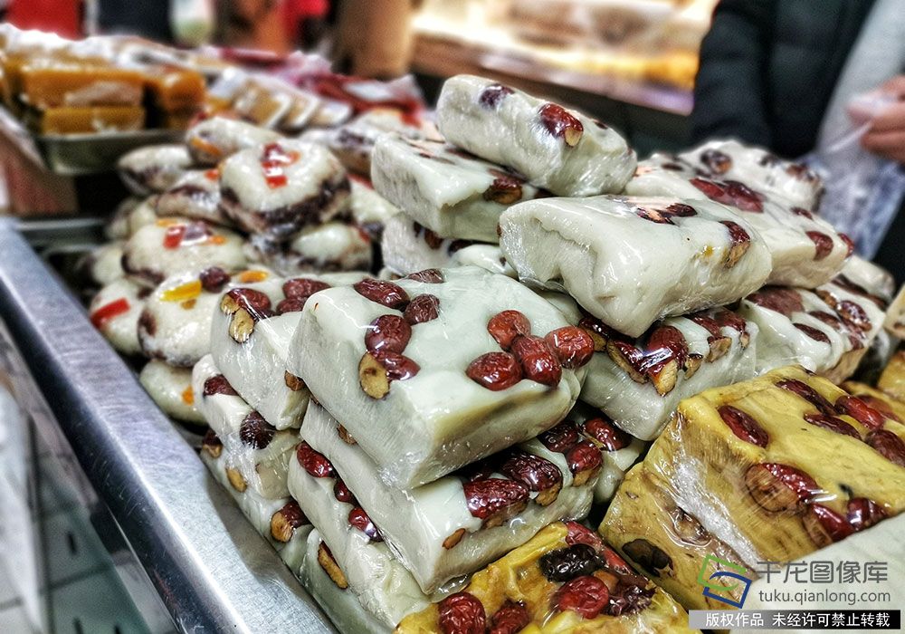 藏式年货琳琅满目 西藏日喀则民众欢喜迎新年