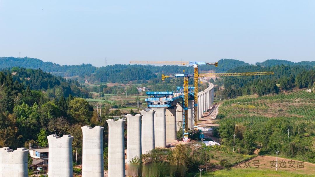 成达万高铁达州南站站房主体结构封顶