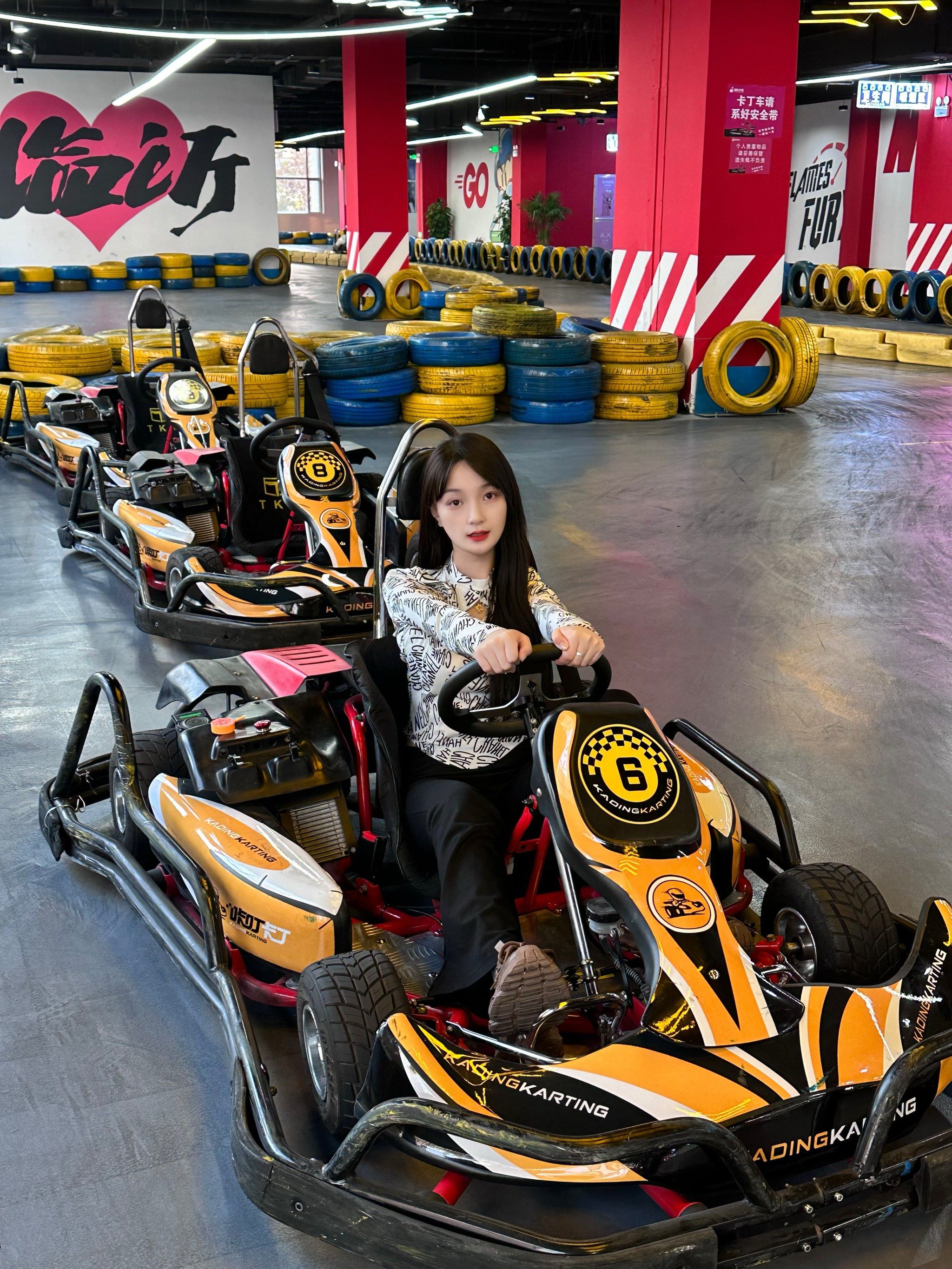 探店1天｜“20后”小孩哥小孩姐，“带飞”滑雪培训