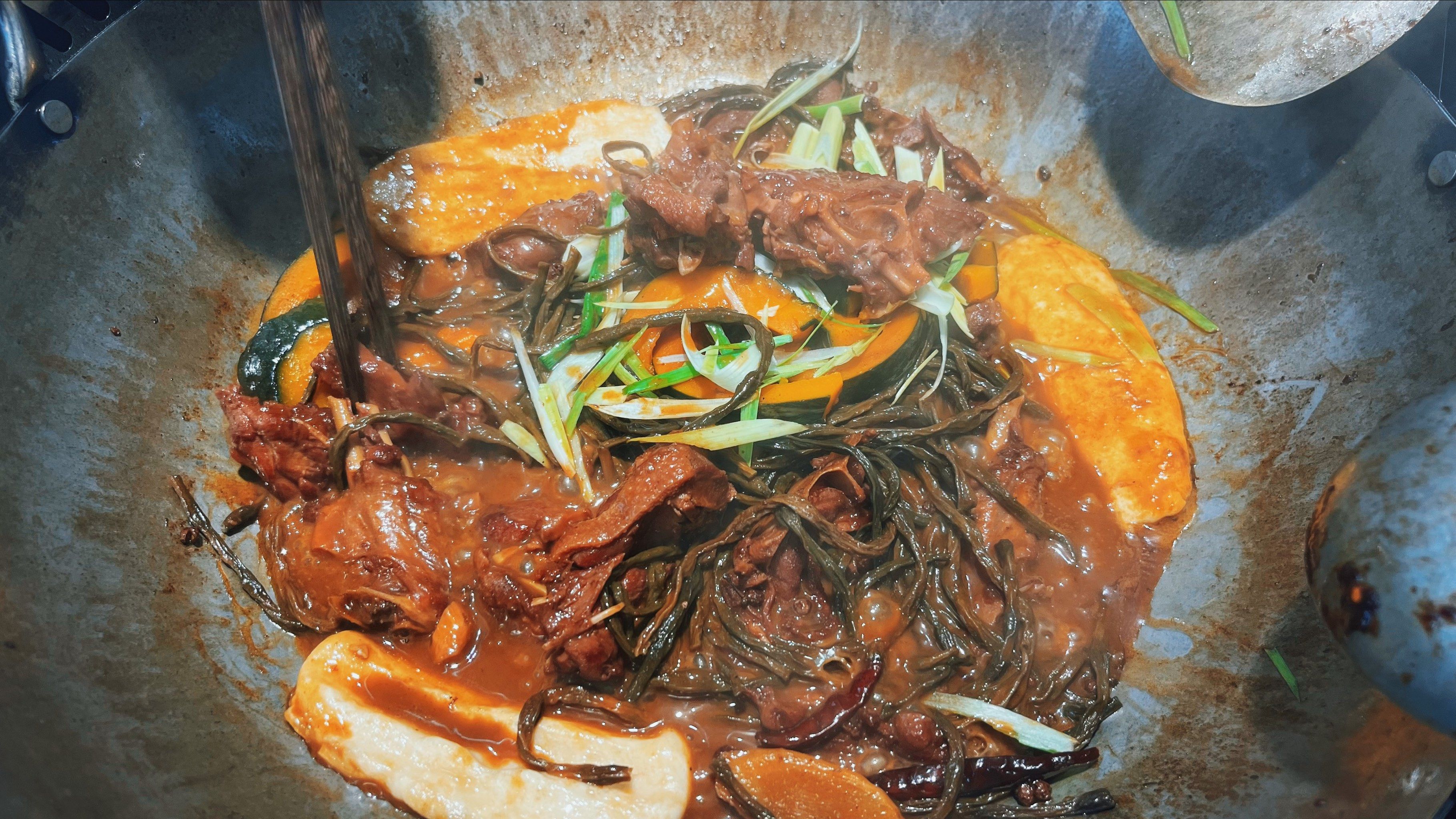 “吉”字宴冰面开席 吉林市百口“铁锅炖”免费飨客