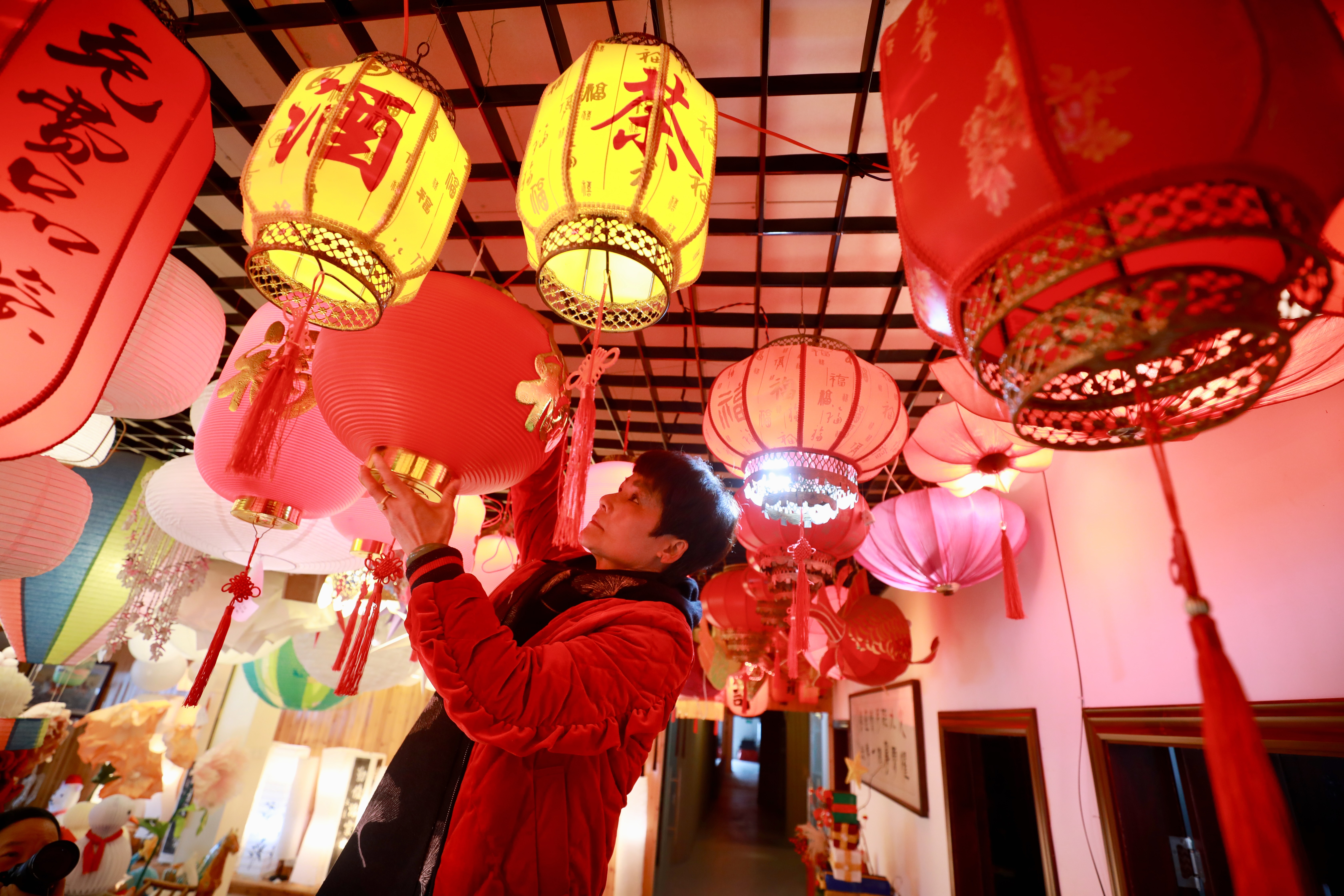 (新春走基层)山西高平:花灯赶制忙 指尖传年味儿