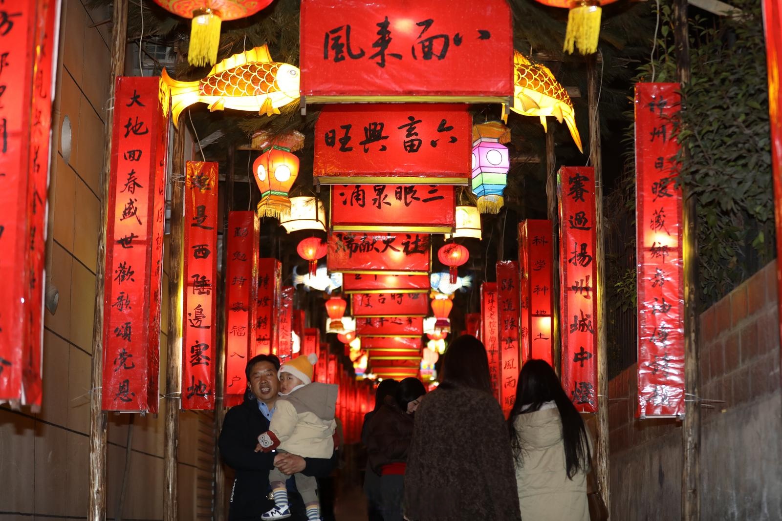 (新春走基层)山西高平:花灯赶制忙 指尖传年味儿