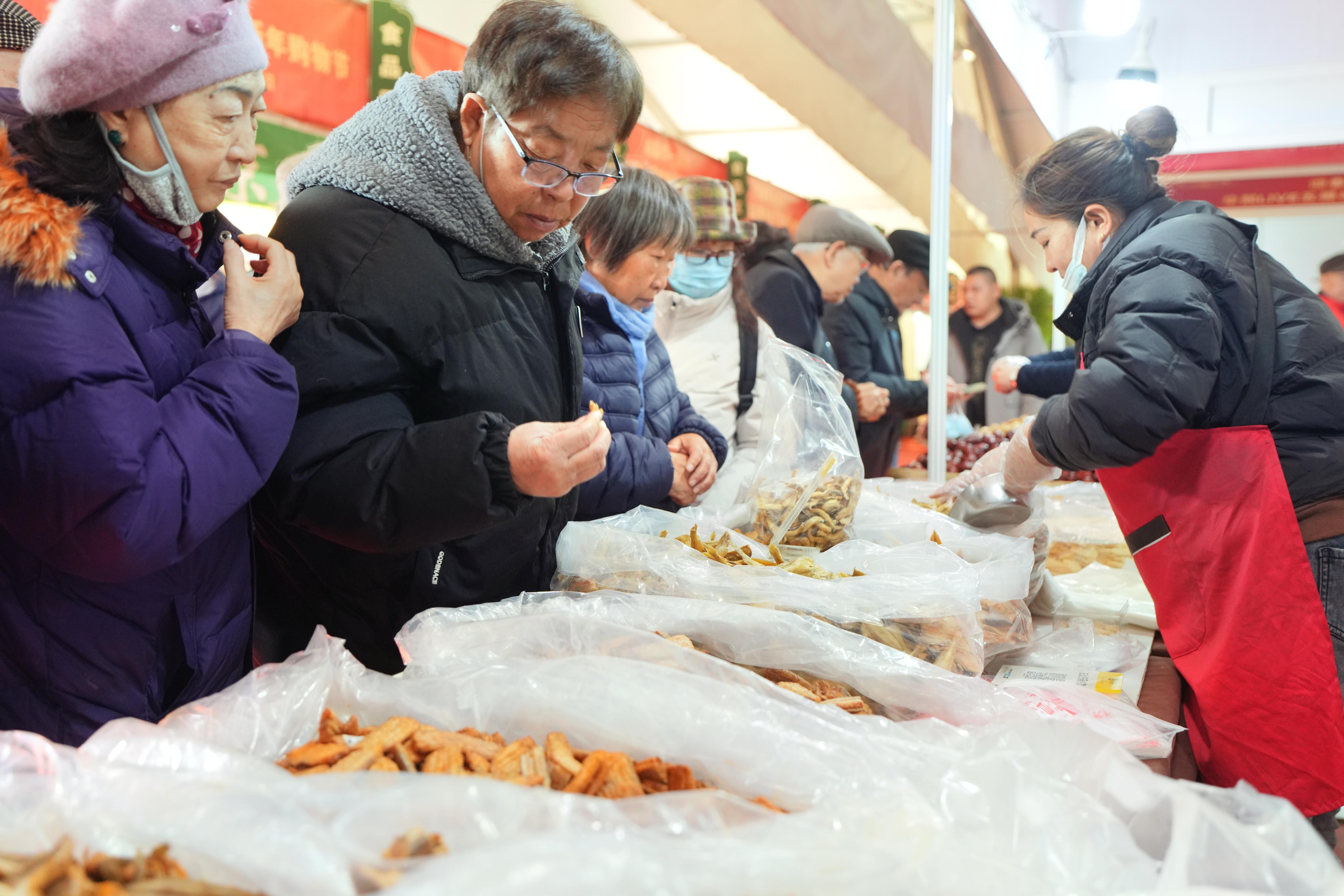 （新春见闻）第29届中国(四川)新春年货购物节吸引民众参观购物