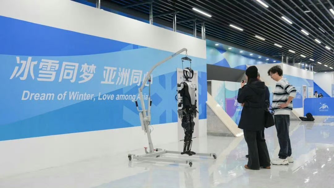 哈尔滨冰雪大世界启用机器人辅助景观建设