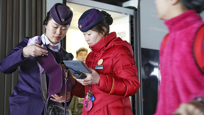 （新春见闻）沈铁丹大五组护航春运旅途