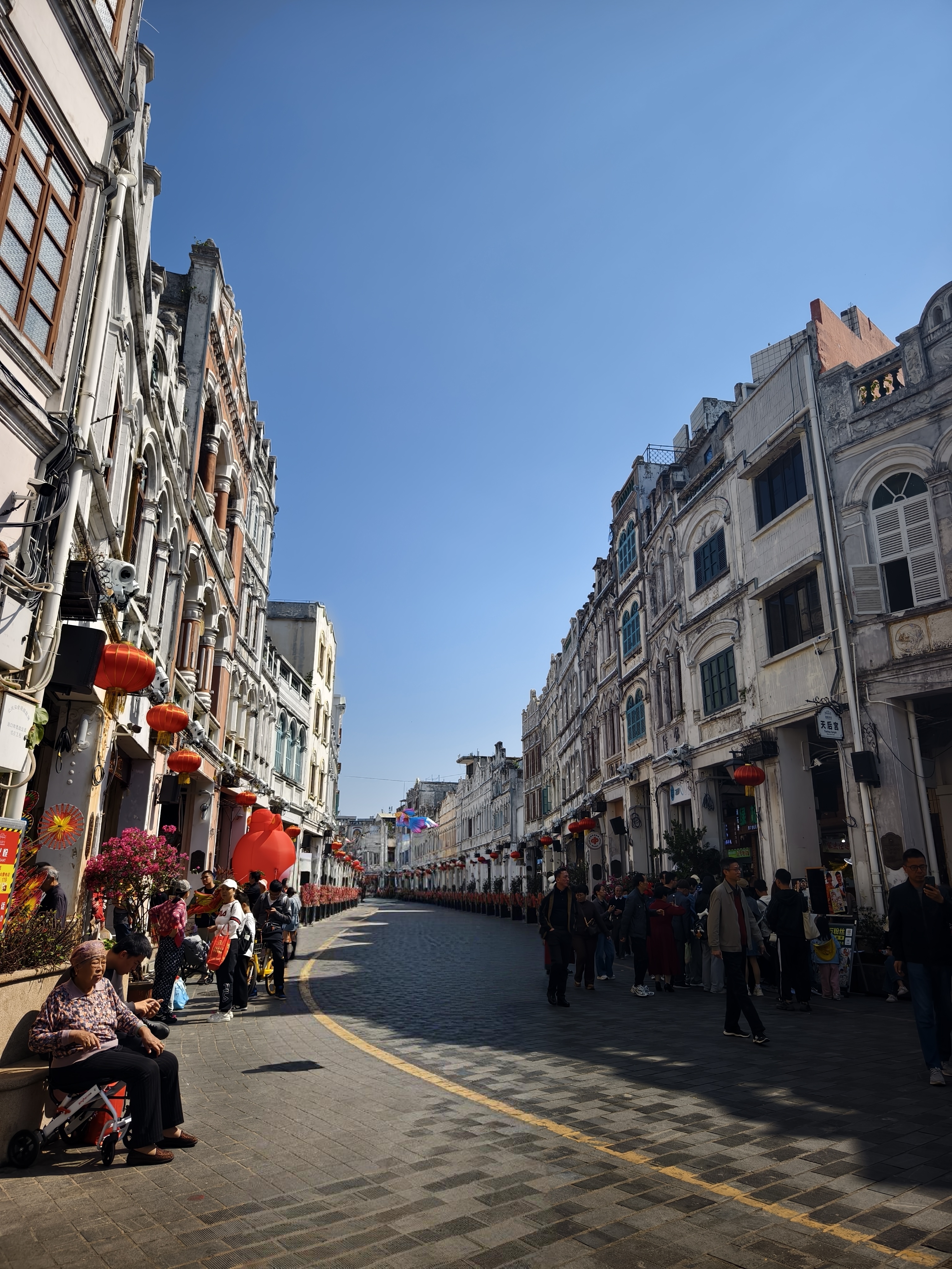 （新春走基层）老街新岁人潮涌 海口百年骑楼南洋风催热“年经济”