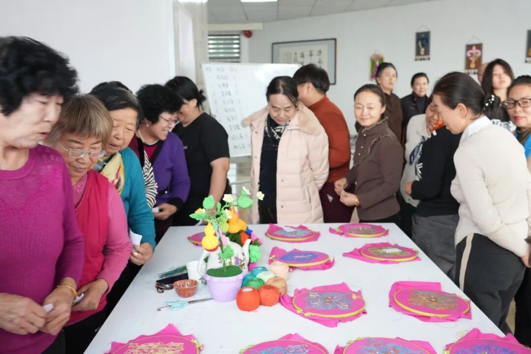 （新春走基层）探访锡林郭勒草原上的毡绣姐妹花