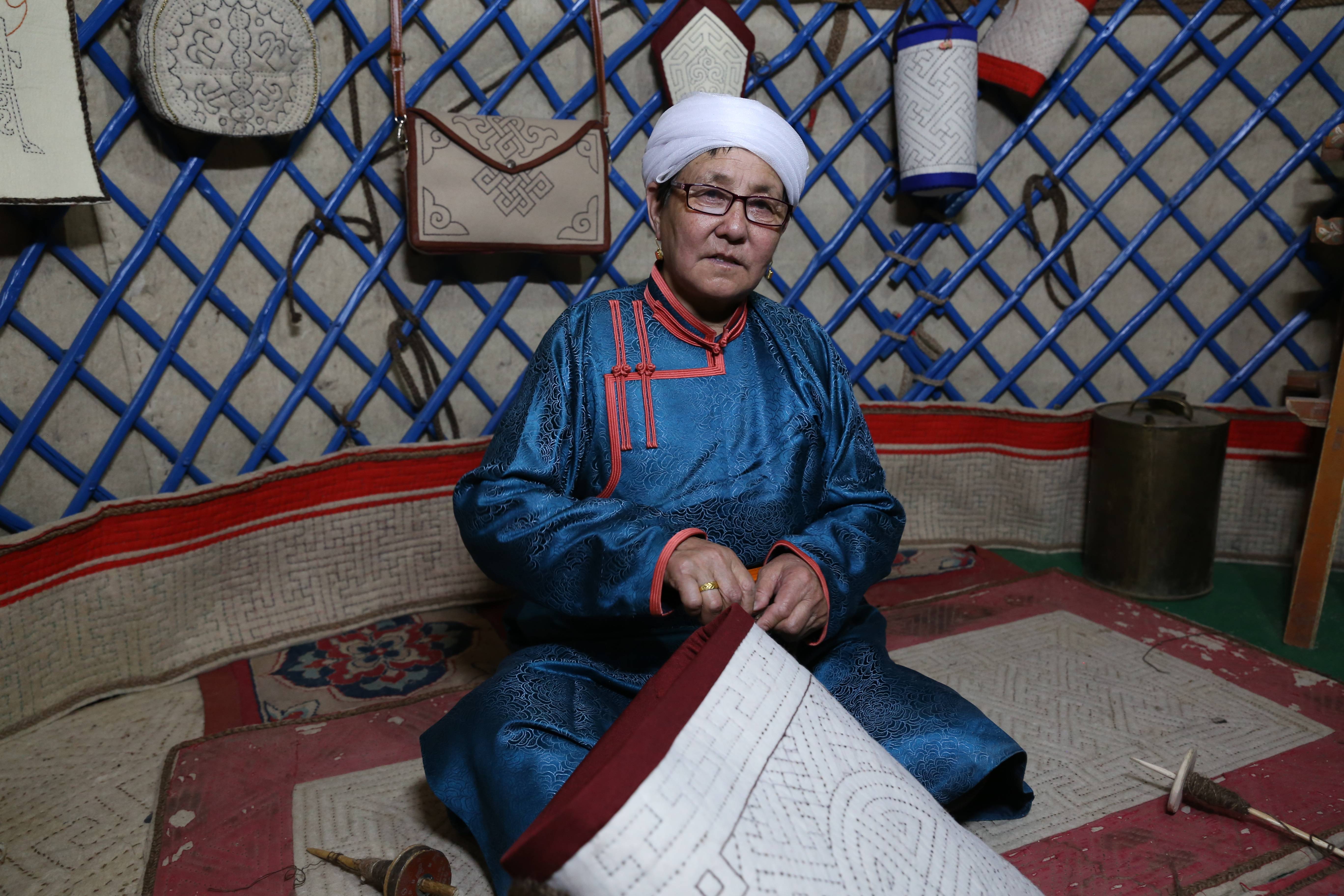 （新春走基层）探访锡林郭勒草原上的毡绣姐妹花