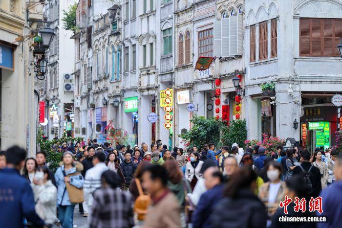 （新春走基层）老街新岁人潮涌 海口百年骑楼南洋风催热“年经济”