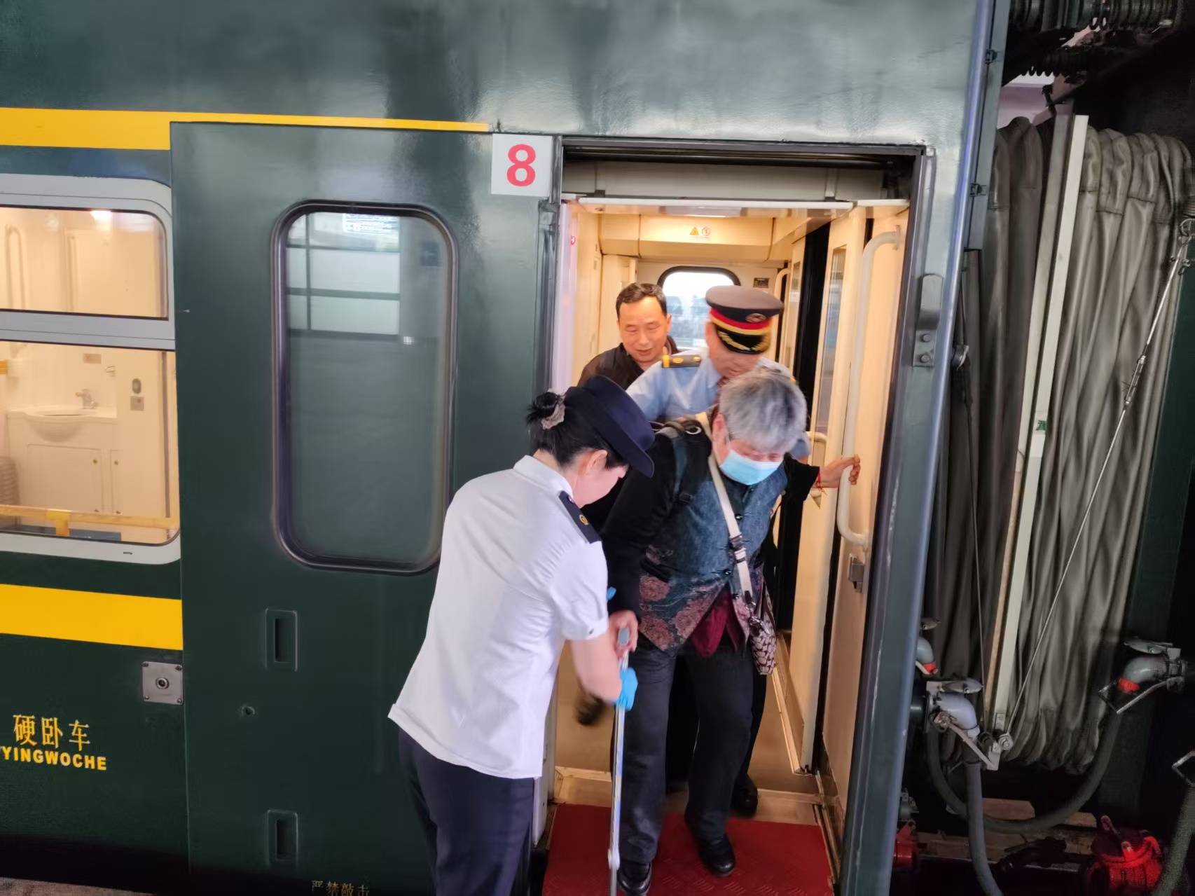 （新春走基层）福建泉州开行免费返乡高铁专列 近400名贵州籍务工人员顺利返乡