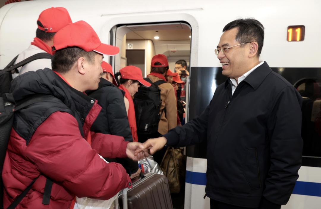 （新春走基层）福建泉州开行免费返乡高铁专列 近400名贵州籍务工人员顺利返乡