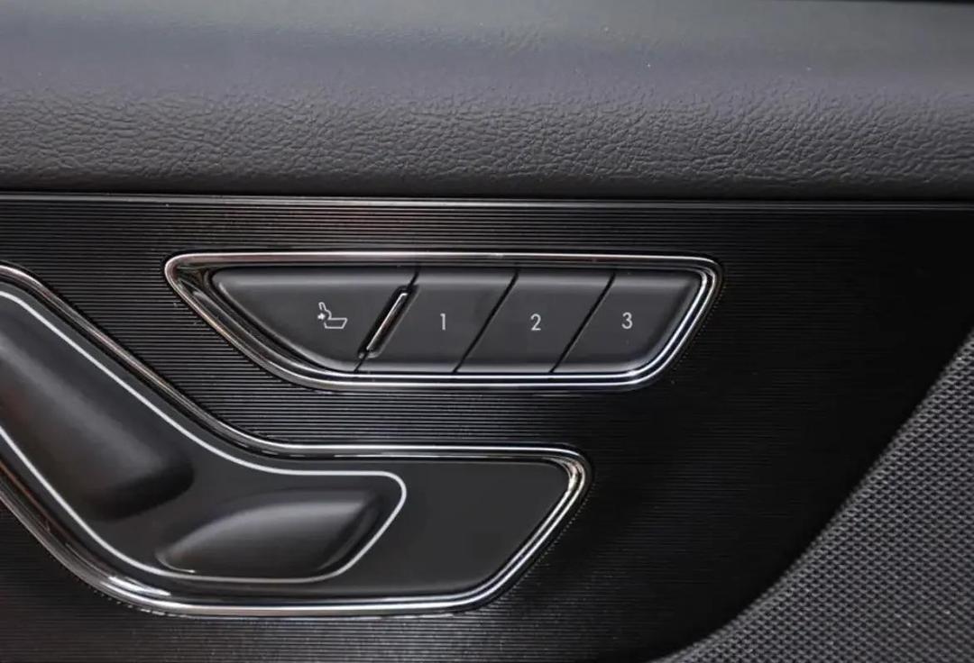 福特召回部分林肯航海家汽车：左外后视镜或装配平面镜镜片