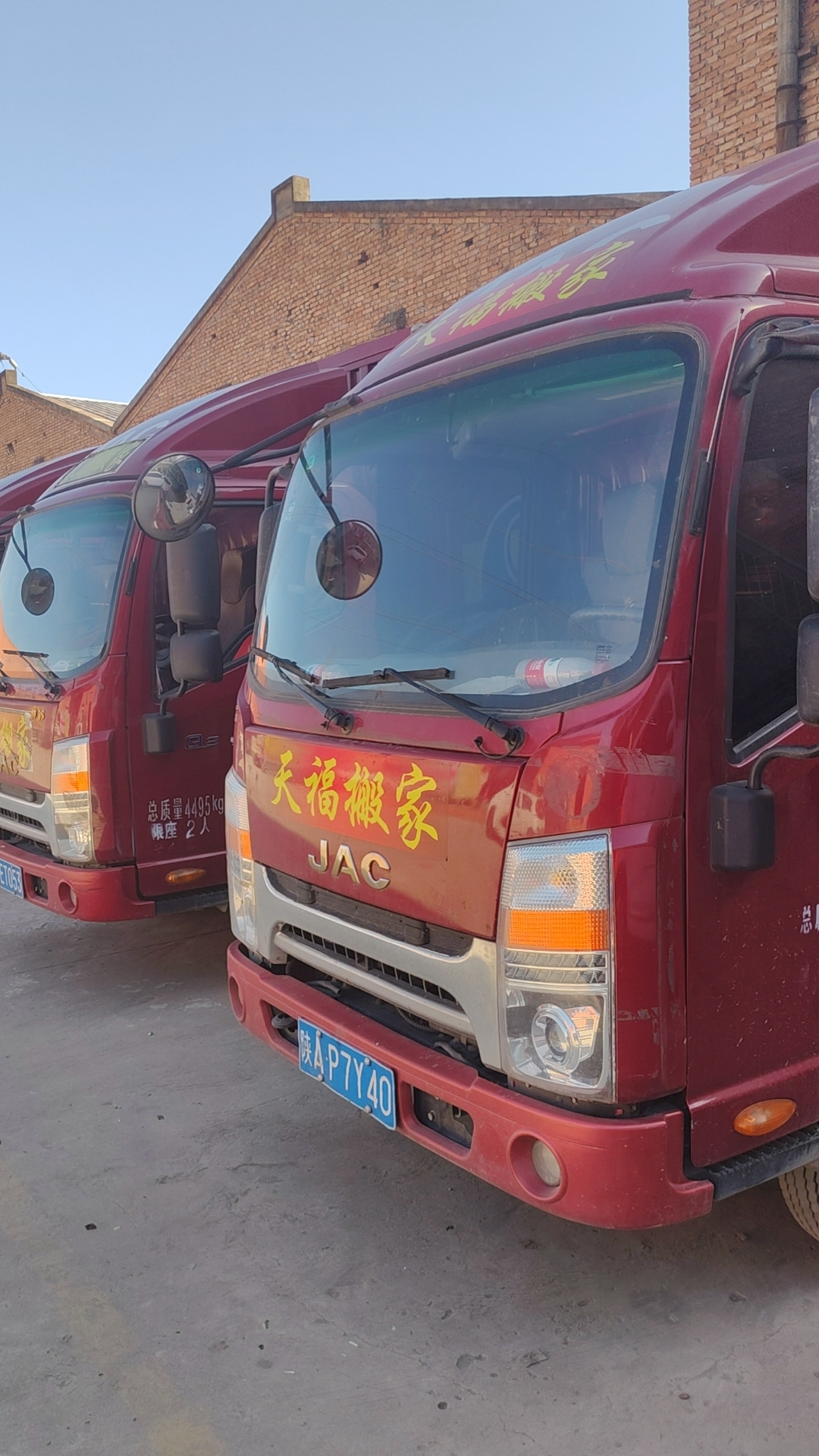 （新春走基层）夕发朝至 山西太原“年货班列”装卸忙