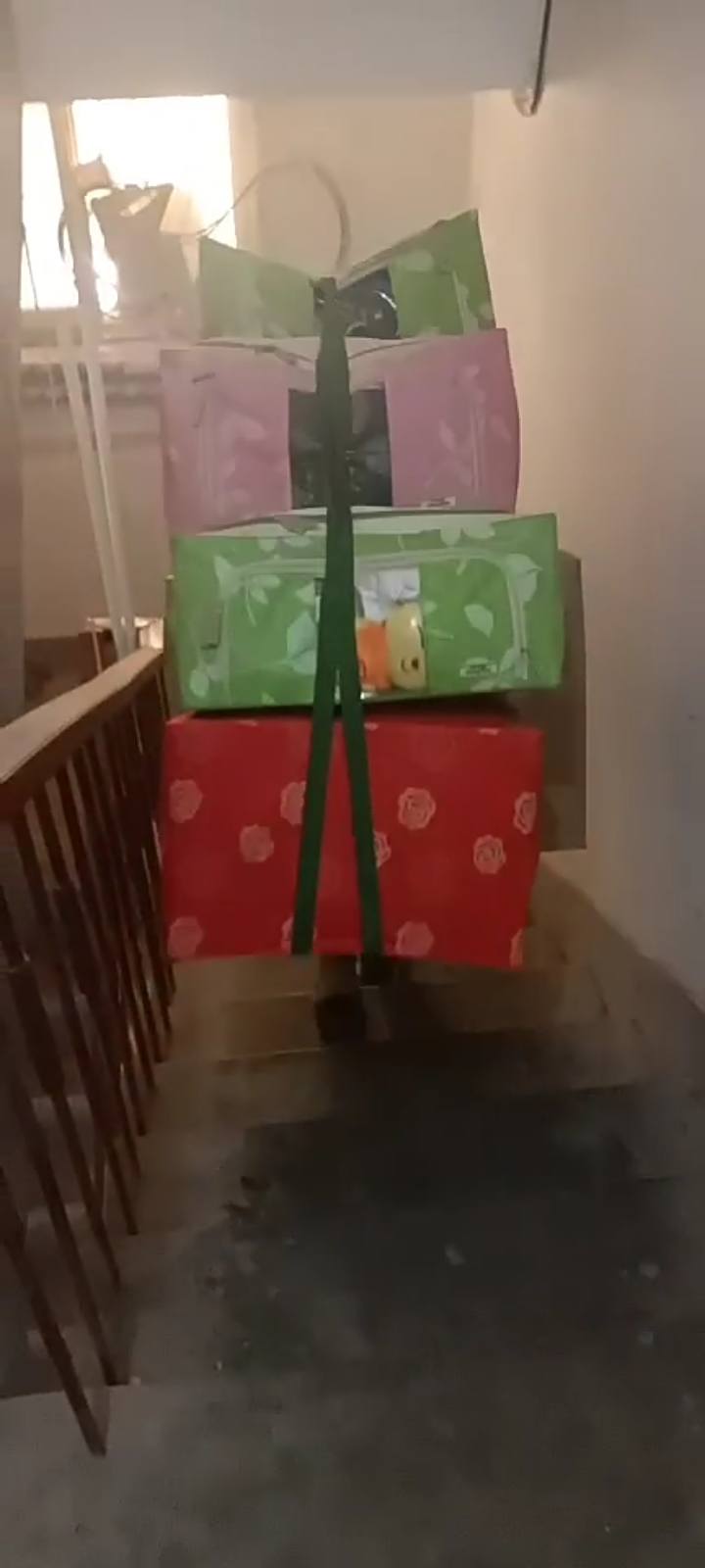 （新春走基层）夕发朝至 山西太原“年货班列”装卸忙