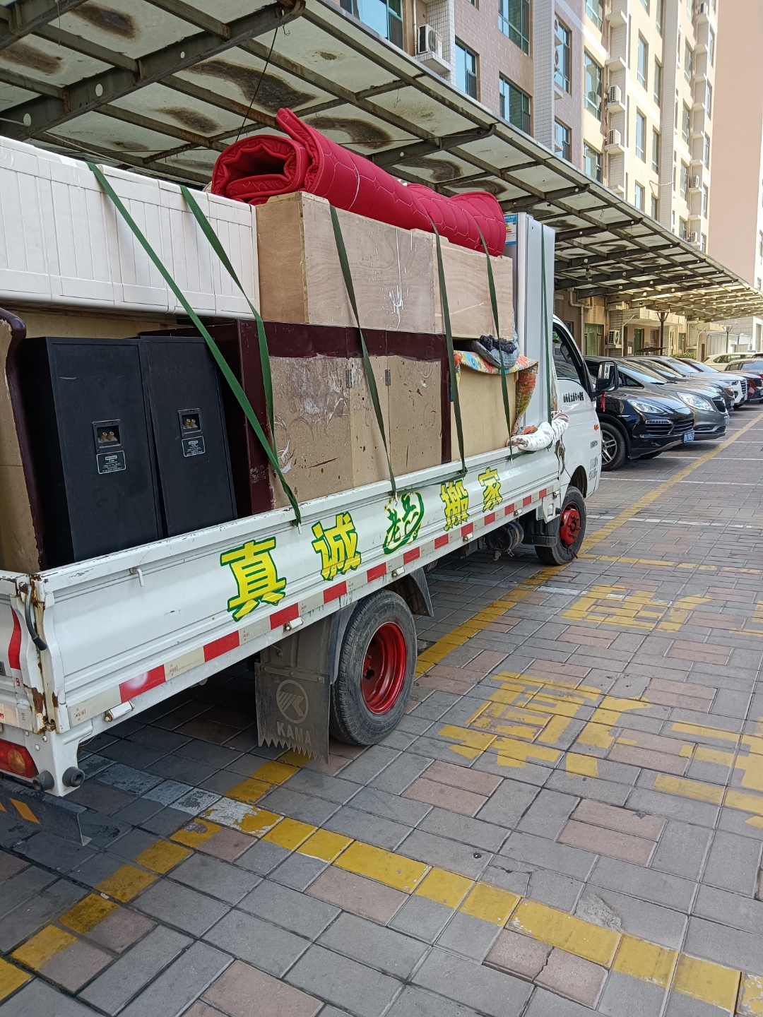 （新春走基层）夕发朝至 山西太原“年货班列”装卸忙