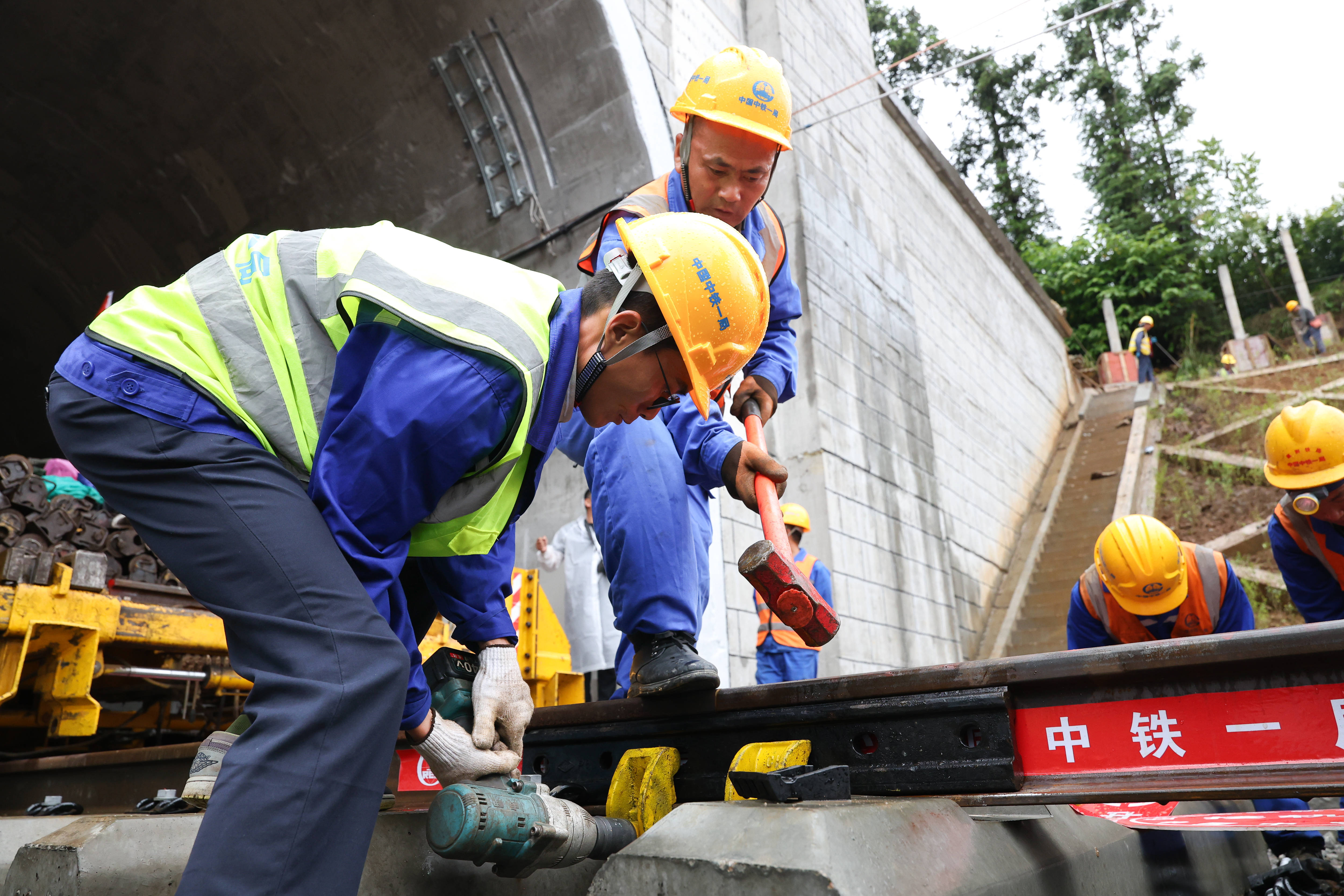 （新春走基层）昌九高铁正线接触网支柱组立全部完成