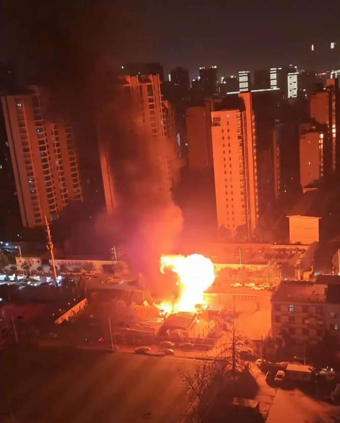 韩媒：韩国庆尚北道发生储油罐爆炸 引发火灾