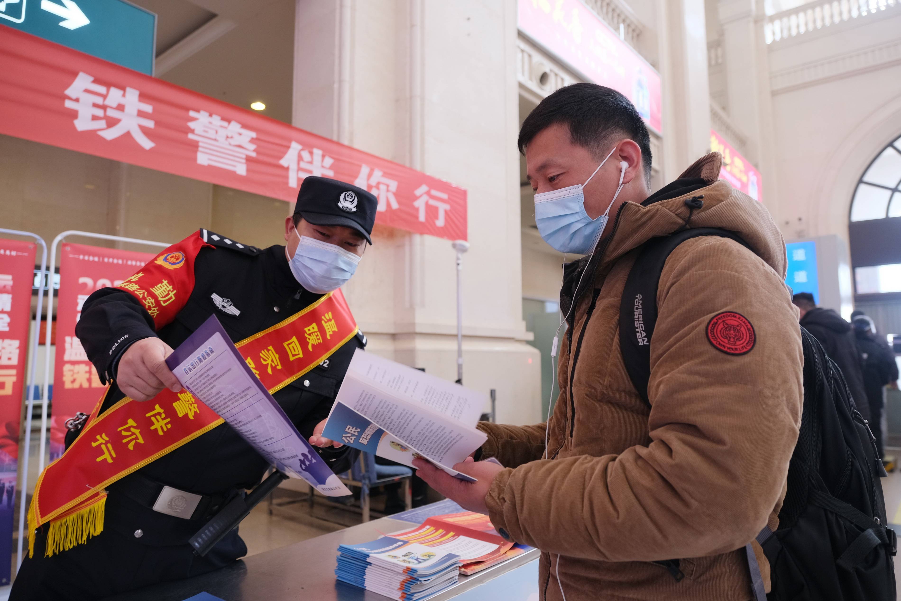 （新春走基层）智慧警务护归途 西安铁警科技赋能护航春运