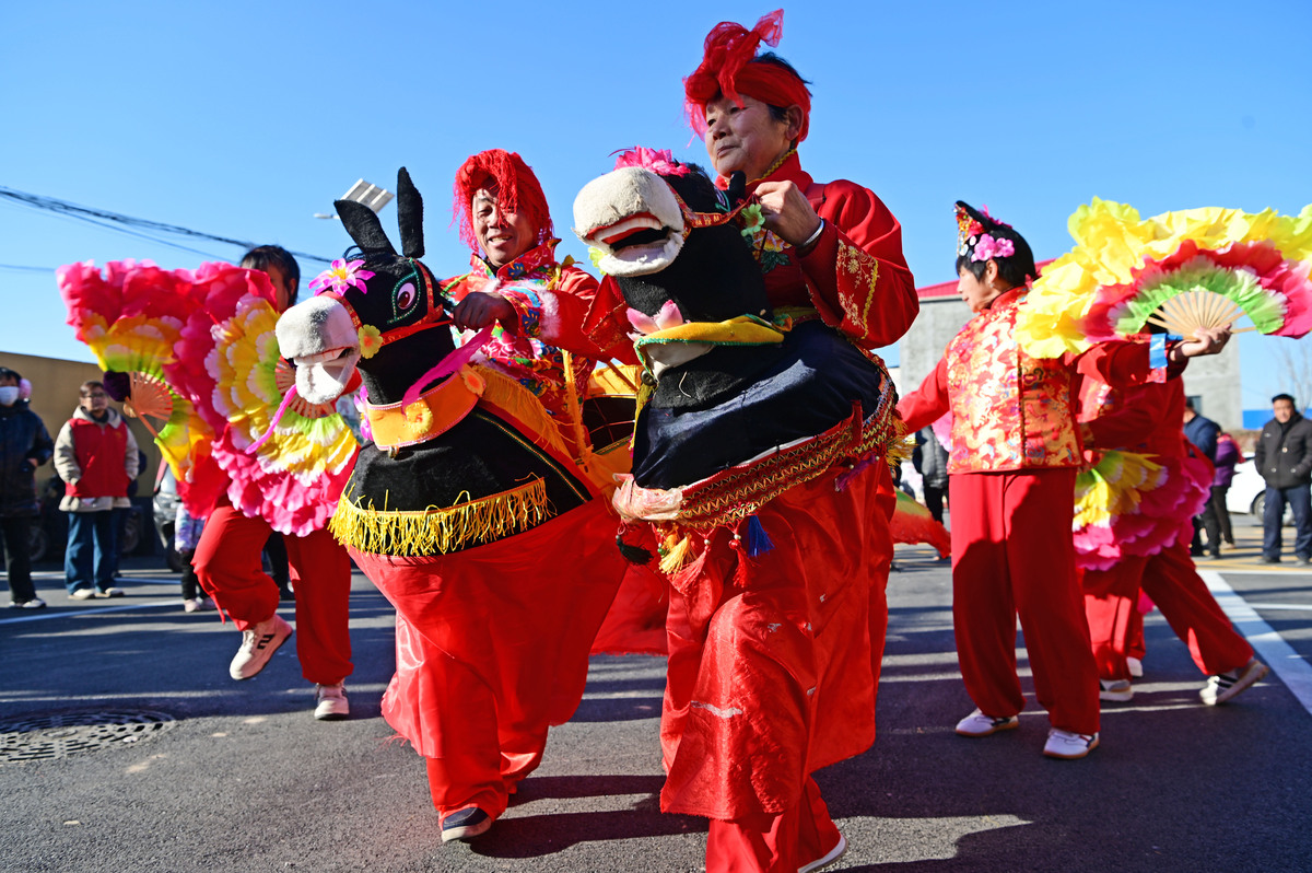（新春走基层）陕西渭南：社火巡游闹新春 民众“云逛”年俗市集