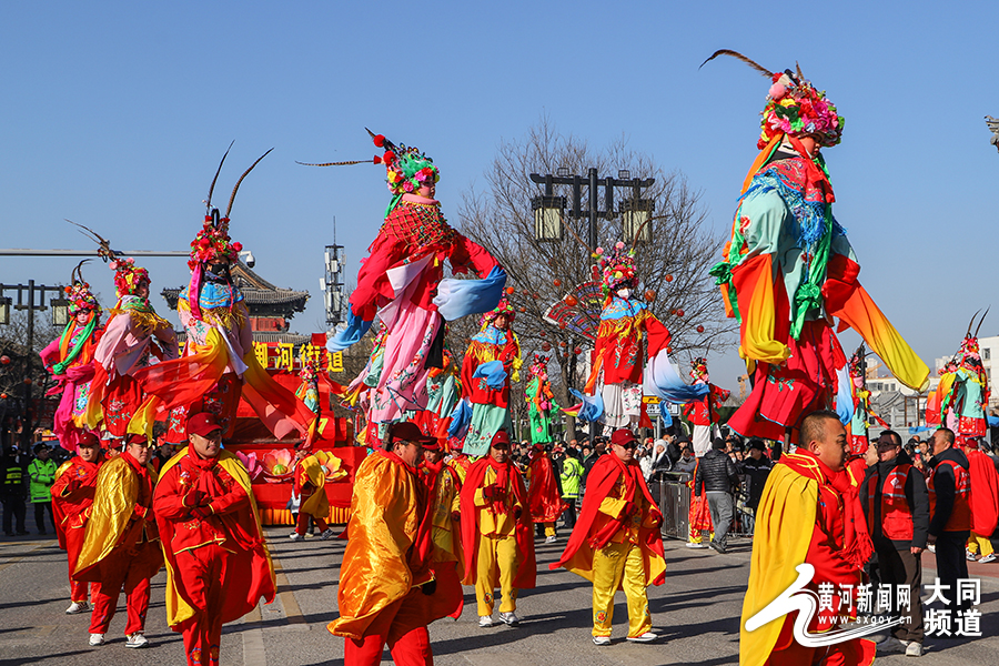 （新春走基层）陕西渭南：社火巡游闹新春 民众“云逛”年俗市集