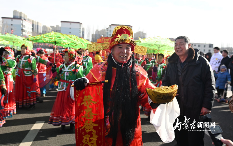 （新春走基层）陕西渭南：社火巡游闹新春 民众“云逛”年俗市集