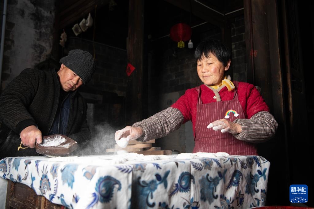 （新春走基层）江苏宿迁张渡村：小年蒸馒头送高龄老人 暖心年味“蒸蒸日上”
